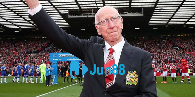 Sir Bobby Charlton là huyền thoại của nước Anh