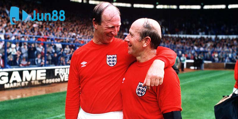 Jack Charlton là một anh hùng tại World Cup 1966 (trái)