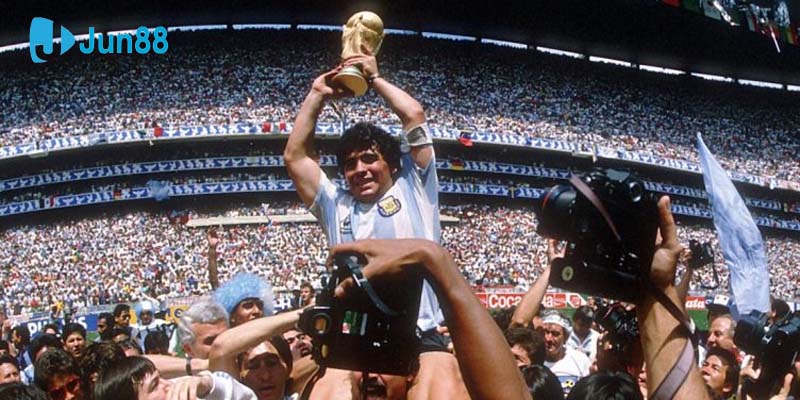 Diego Maradona cùng tuyển Argentina vô địch World Cup 1986