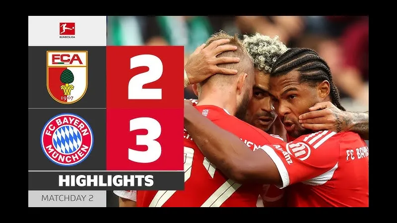 Cầu thủ Bayern Munich và Augsburg tranh chấp bóng trước khung thành Cầu thủ Bayern Munich và Augsburg tranh chấp bóng trước khung thành